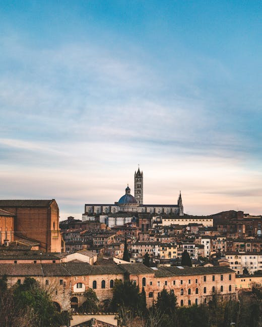 Tramonto sui tetti medievali di Siena e sulle colline toscane