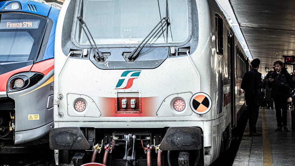 Stazione ferroviaria di Siena, esterno con binari e treno regionale