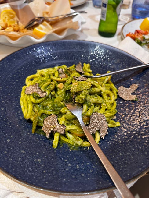 Piatto tradizionale di pici servito in una trattoria di Siena