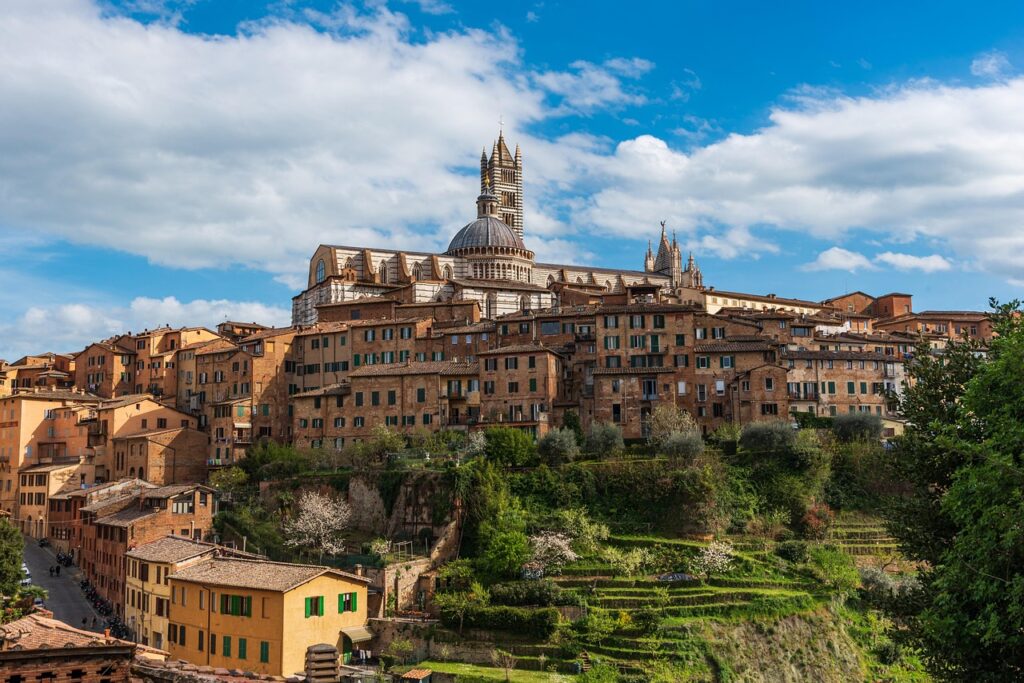 Panorama della città di Siena con il Duomo sulla collina, Toscana