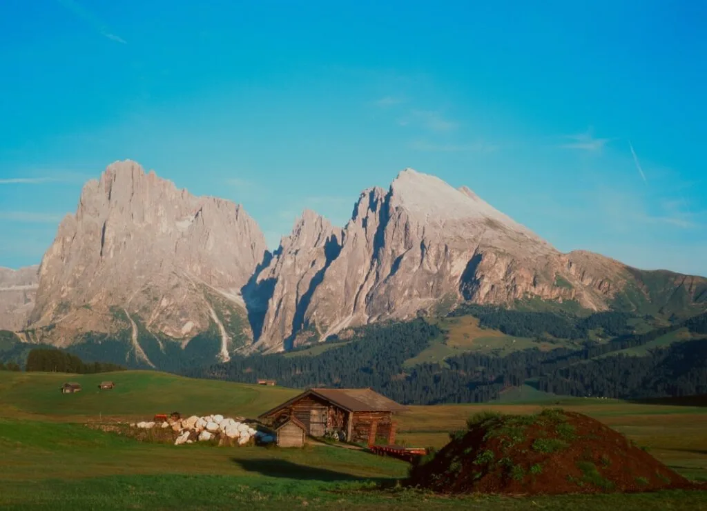Chalet isolé sur alpage face aux pics emblématiques des Dolomites
