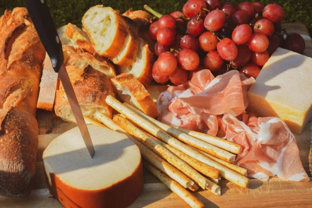 alpenplank met kaas, speck en brood
