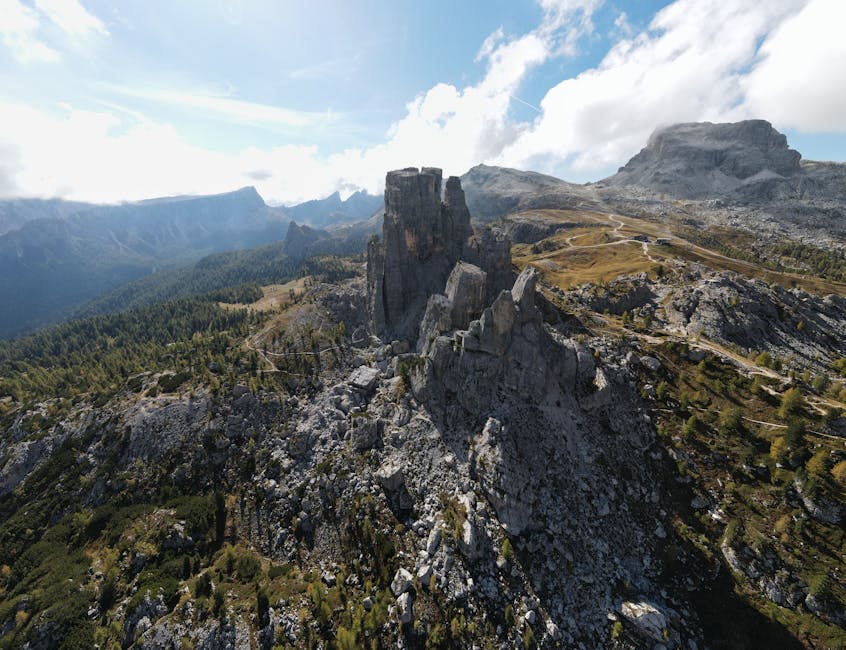 Falaises calcaires et sommets escarpés des Dolomites vus d'en haut