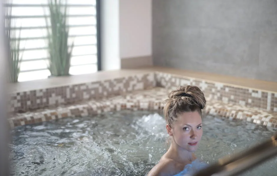 Femme dans un jacuzzi de spa d'hôtel dans les Dolomites