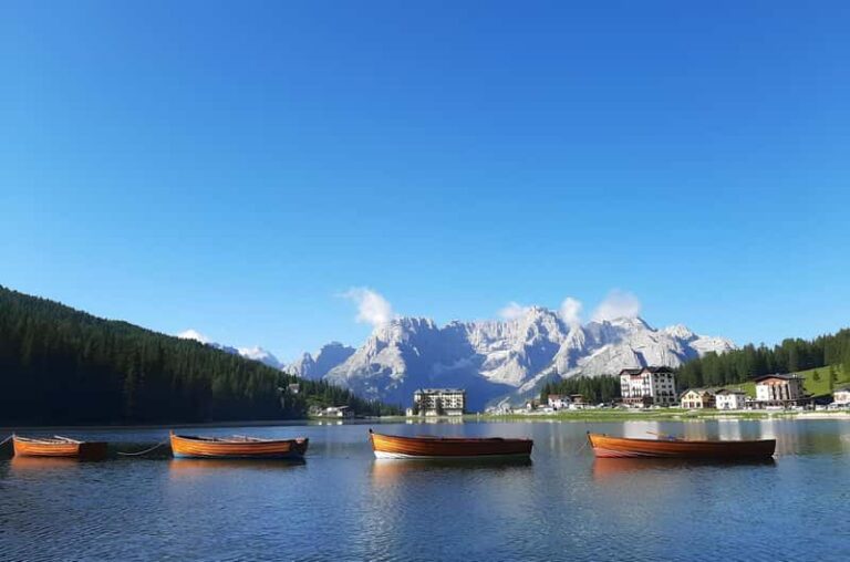 Barque vintage sur le lac Misurina