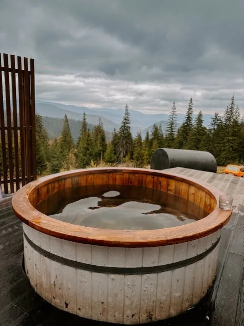 Baignoire en bois sur terrasse, vue sur les forêts des Dolomites