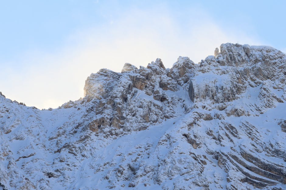 Verschneite Gipfel der Dolomiten bei weichem Morgenlicht