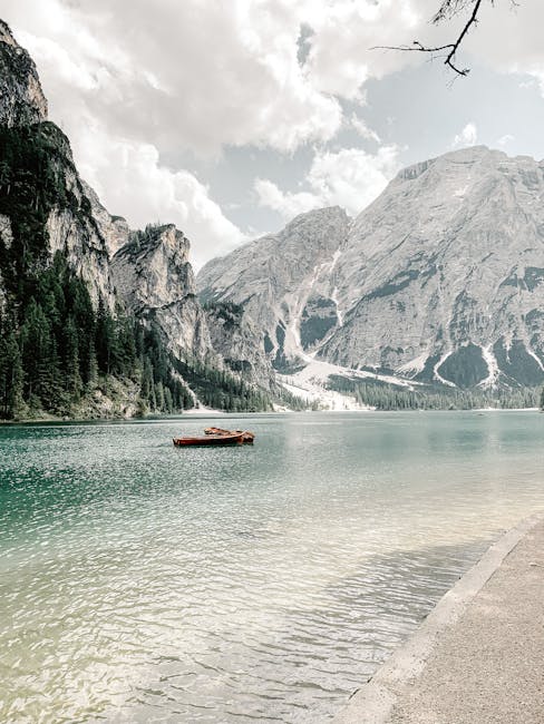 Rowerzysta nad jezioriem Lago di Braies, odbicie gór w tafli wody