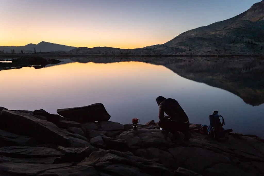 picknick bij bergmeer met ochtendreflectie