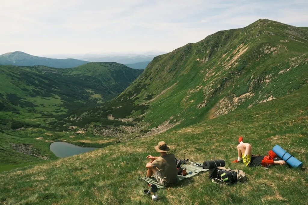 rugzak met picknickuitrusting op een bergzicht