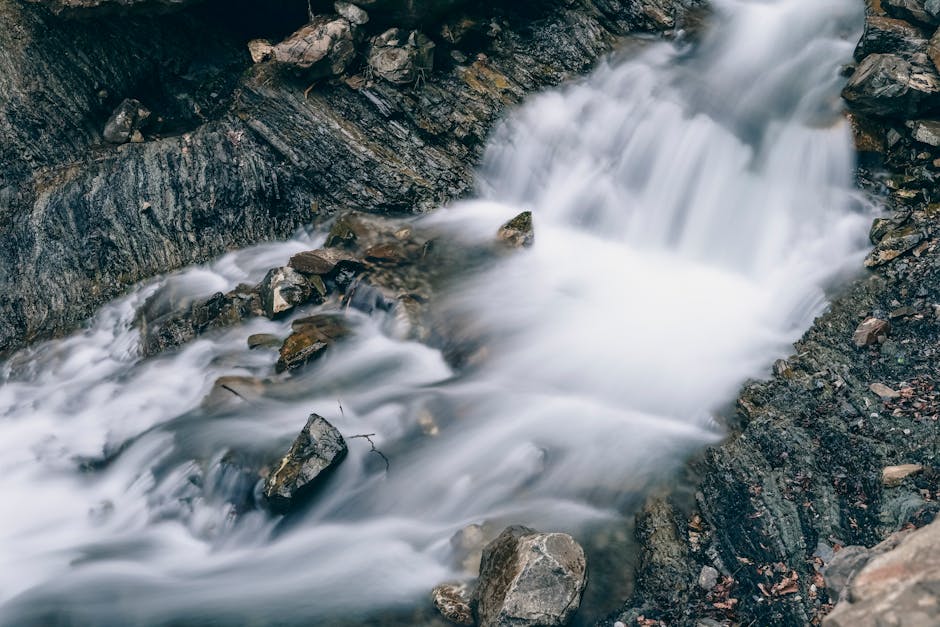 Torrent rugissant sur des rochers dans les pentes des Dolomites