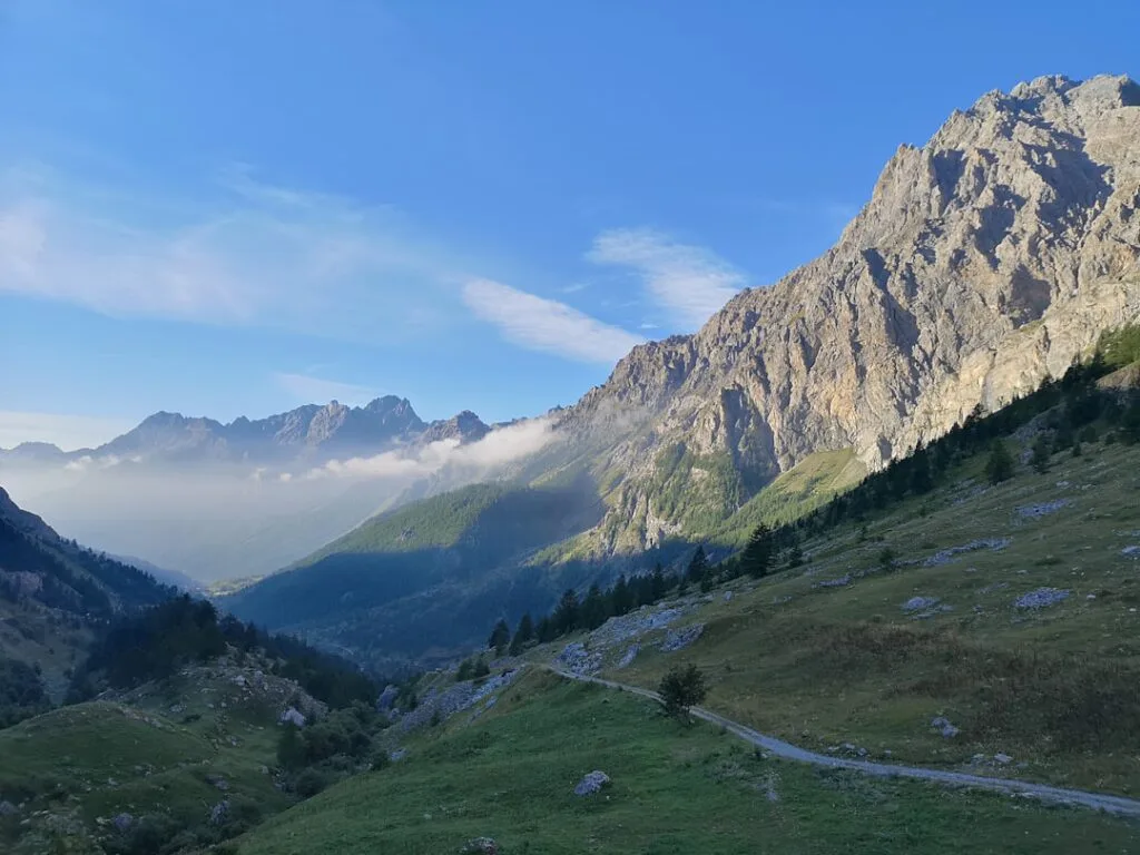 Sentier serpentant dans une vallée rocheuse des Dolomites au matin