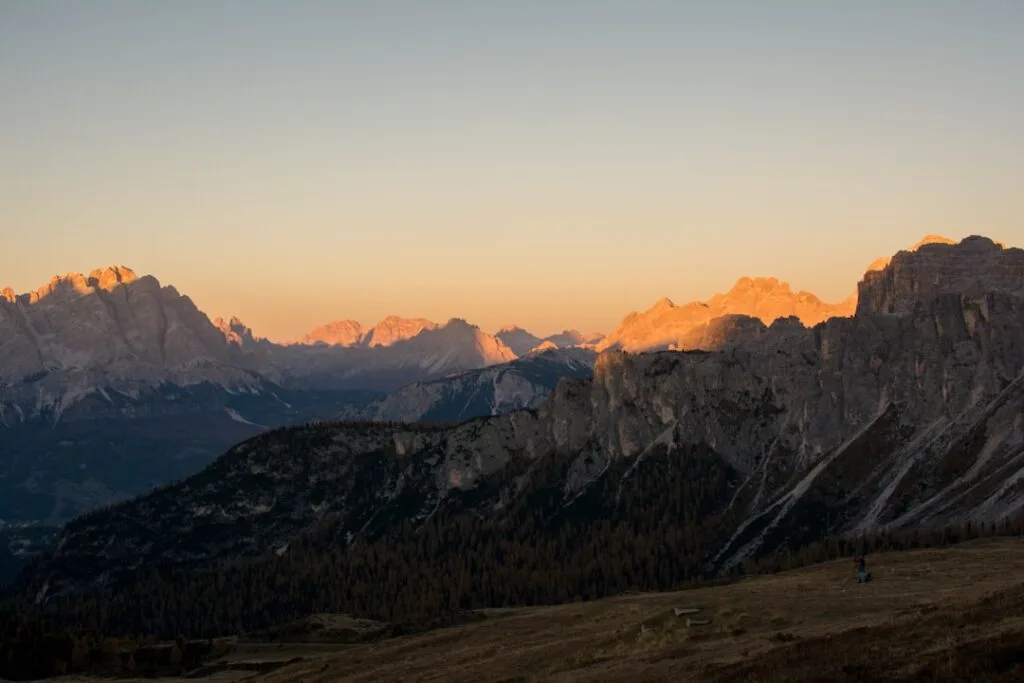 Lueur dorée éclairant les sommets rocheux des Dolomites au matin