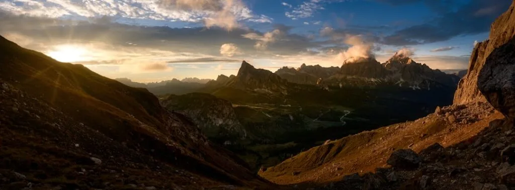Coucher de soleil sur les crêtes et route sinueuse des Dolomites