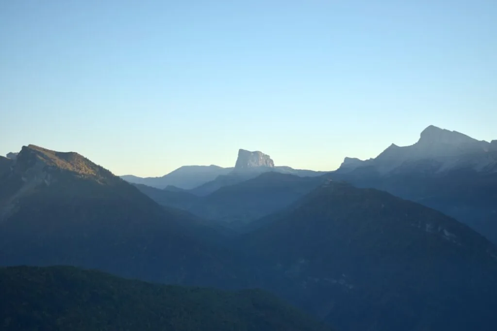 Gelaagde bergsilhouetten van de Dolomieten bij zacht ochtendlicht