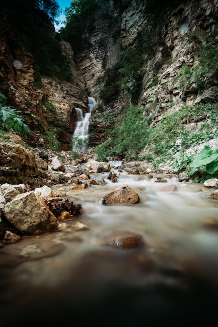 Enger Felsschlucht mit Kaskade und ruhigem Bach in den Dolomiten