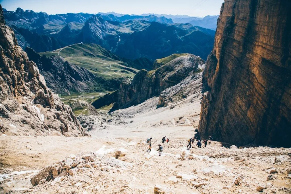 Randonneurs descendant un pierrier rocailleux dans les Dolomites