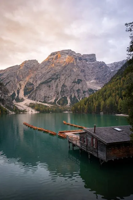 Cabane de bois sur pilotis au bord d'un lac des Dolomites.