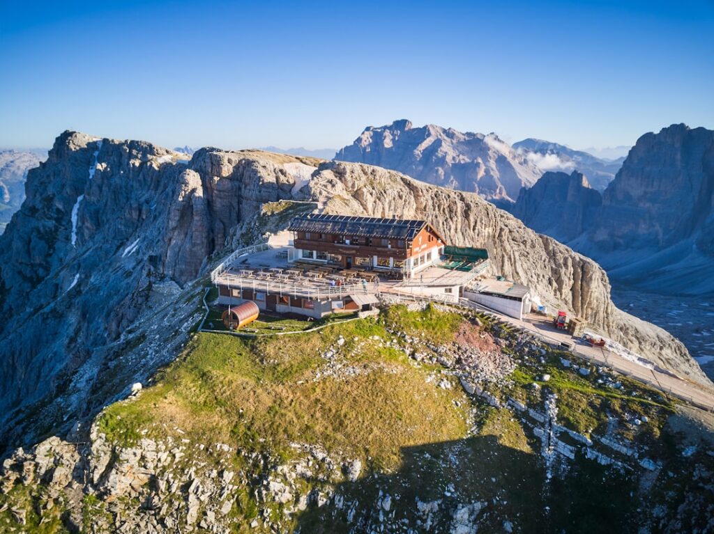 Große Bergunterkunft mit Terrasse auf Felskamm in den Dolomiten