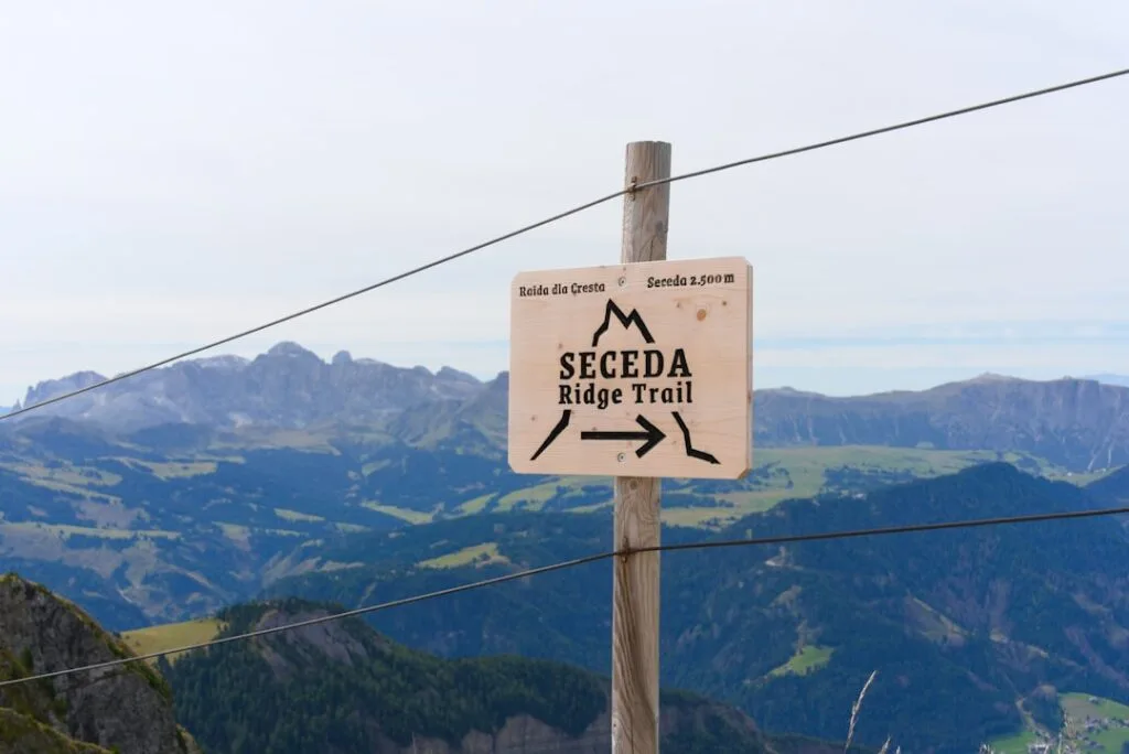 Houten bord Seceda Ridge Trail tegen een achtergrond van de Dolomieten