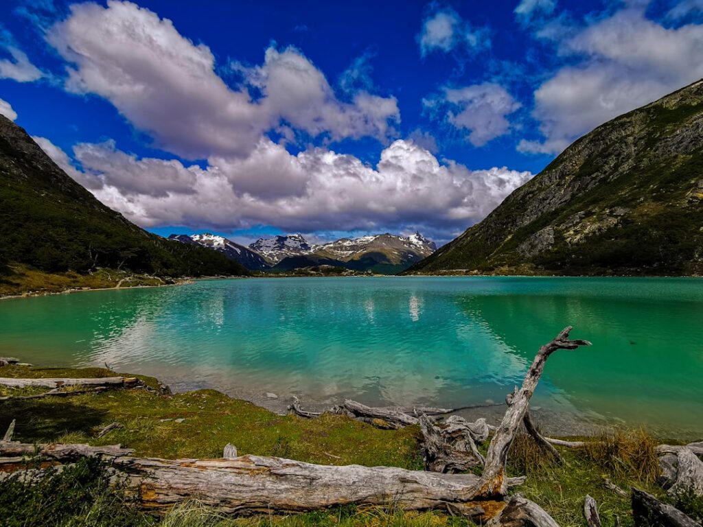 Türkisfarbener Bergsee zwischen Gipfeln, spiegelndes Wasser in den Dolomiten