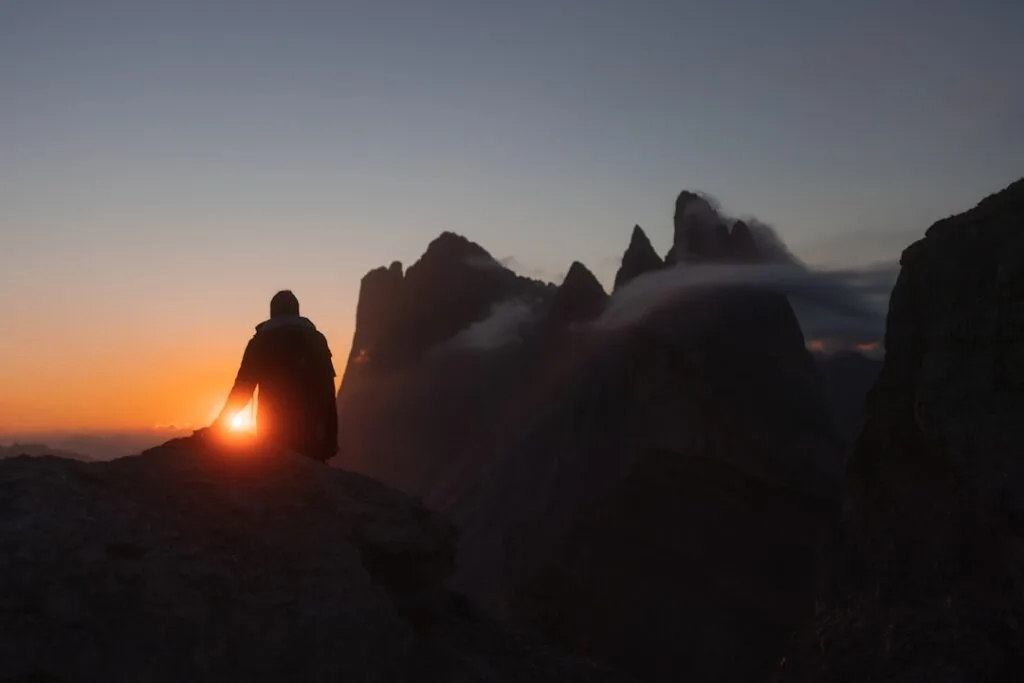 wandelaars silhouet bij zonsopgang bij Tre Cime