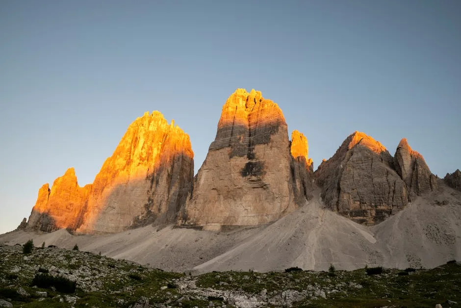 Drie torens van Tre Cime in de Dolomieten baden in alpengloed