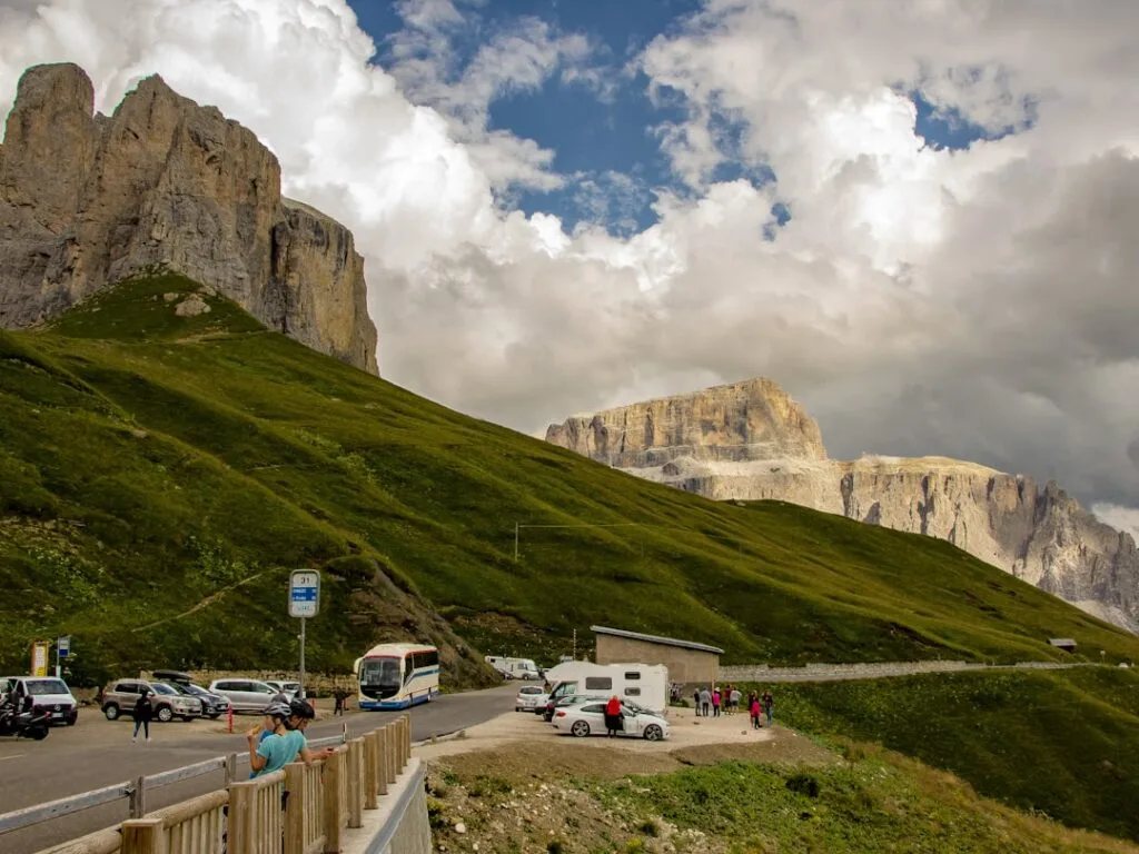 parkeren langs de pas in Val Gardena