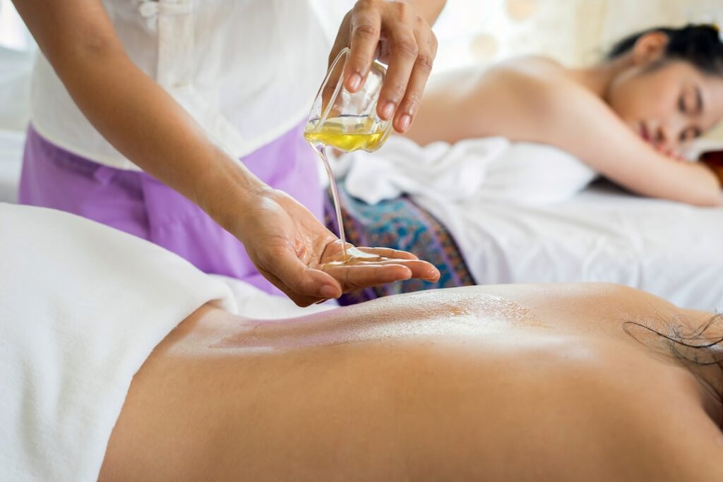 Massage mit Alpenkräutern