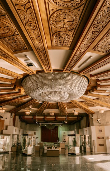 Museums-Saal mit kunstvoller Holzdecke und großem Kronleuchter in den Dolomiten