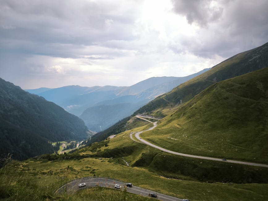 Bergstraße, die durch ein Tal führt