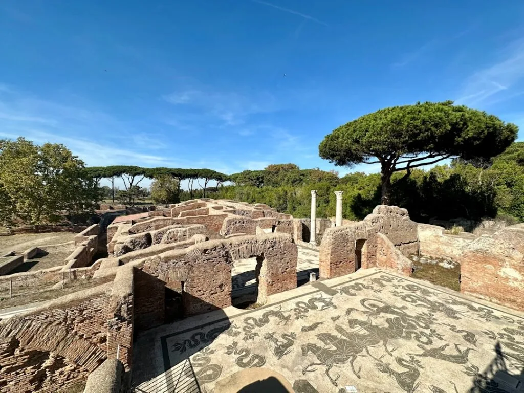 Mosaïque au sol et ruines en brique sous pins parasol près de Rome