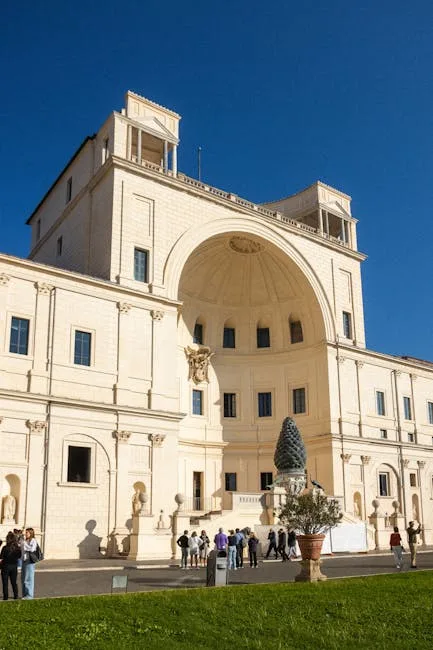 Cour du Vatican à Rome avec la grande pigne de bronze