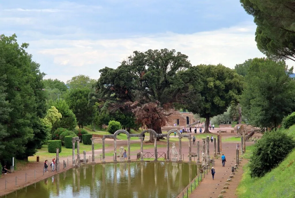 Canopus de la Villa d'Hadrien à Tivoli, grand bassin et ruines