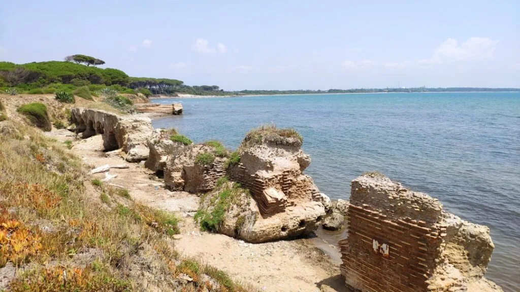 Ruines romaines en bord de mer près de Rome, côtes de briques érodées