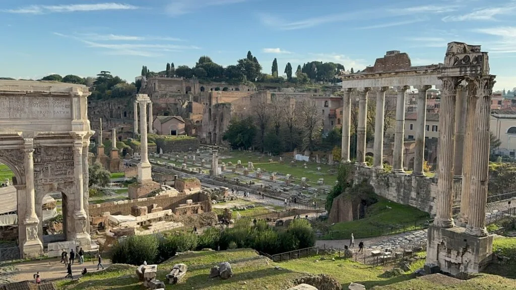 Arc et colonnes du Forum Romain à Rome, visiteurs et pelouses