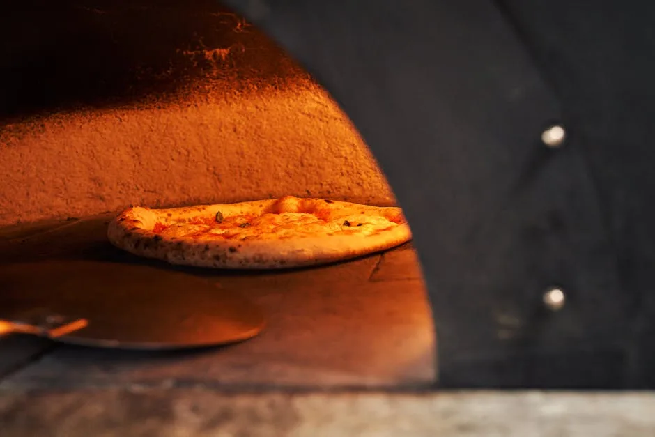 Pizza en train de cuire dans un four à bois, ambiance romaine