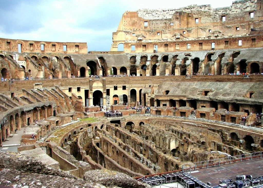 Intérieur du Colisée à Rome montrant l'hypogée et gradins