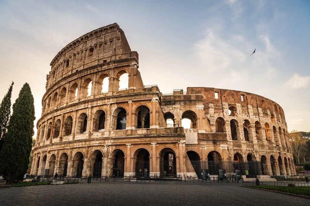 Façade extérieure du Colisée de Rome baignée de lumière dorée