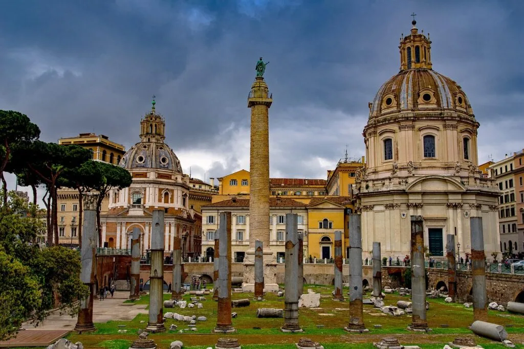 Colonne de Trajan entourée de colonnes et d'églises baroques à Rome