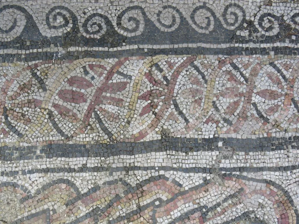 Mosaïque romaine polychrome au sol d'Ostia Antica motifs géométriques
