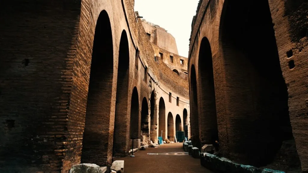 Couloir voûté intérieur du Colisée à Rome éclairé faiblement