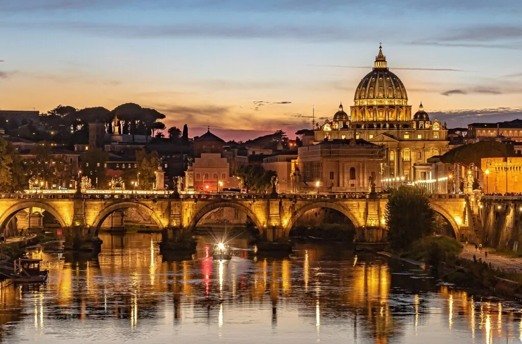 Basilique Saint‑Pierre illuminée et le pont sur le Tibre au crépuscule à Rome