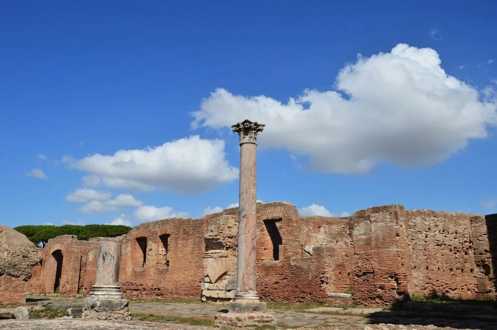 Restes de colonnes et murs en brique dans le site d'Ostia Antica