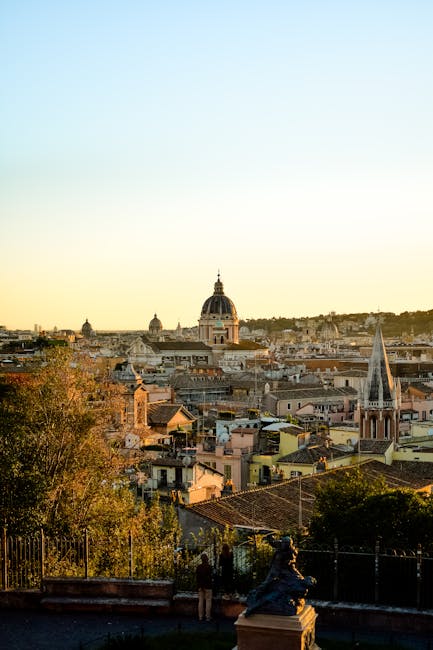 Vue panoramique de Rome au coucher avec dôme et toits enchevêtrés