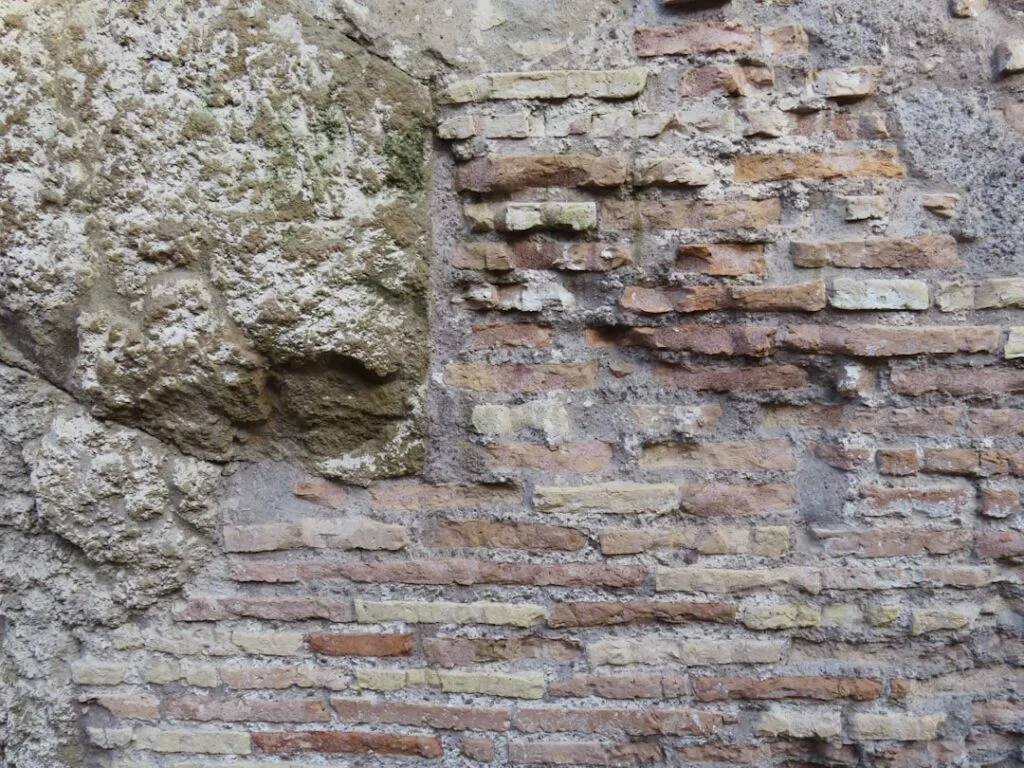 Mur en briques et tuf ancien visible dans les ruines romaines