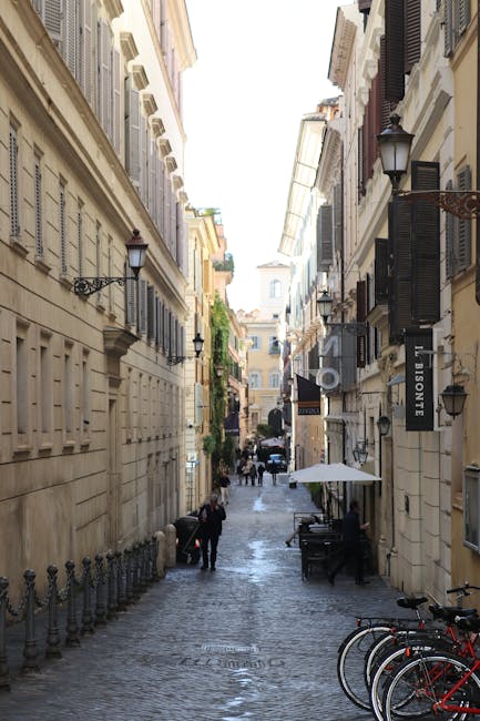 Rue étroite pavée du centre de Rome bordée de façades beiges