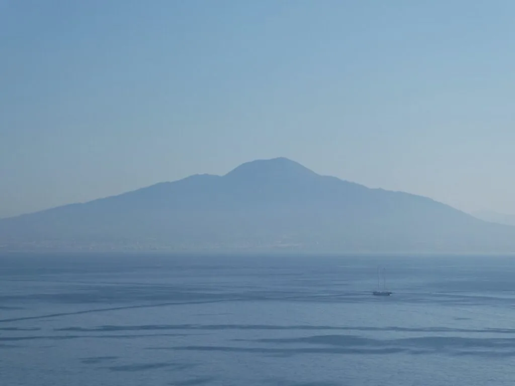 Vista panoramica del cratere del Monte Vesuvio e del Golfo di Napoli