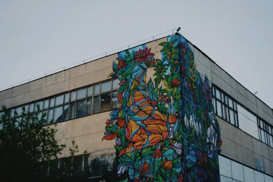 Mur peint coloré sur immeuble industriel à Rome, art urbain vif