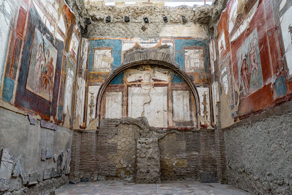 Pièce antique à Pompéi ornée de fresques colorées sur murs.